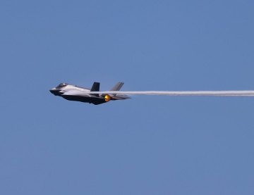 12A5383 F35